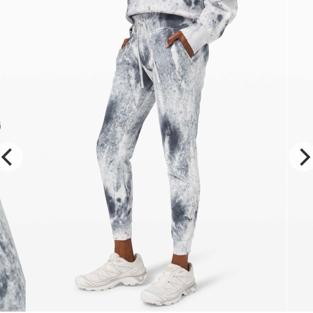 Lululemon Warm Down Jogger *28"
Marble Dye Classic Navy size 8